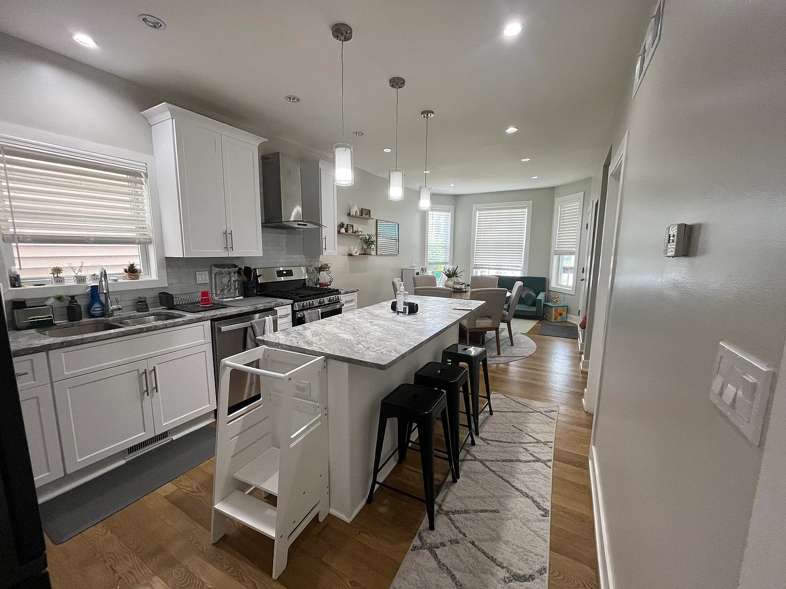 3 bed, 1600 sqft, $3,350 — Photo 4