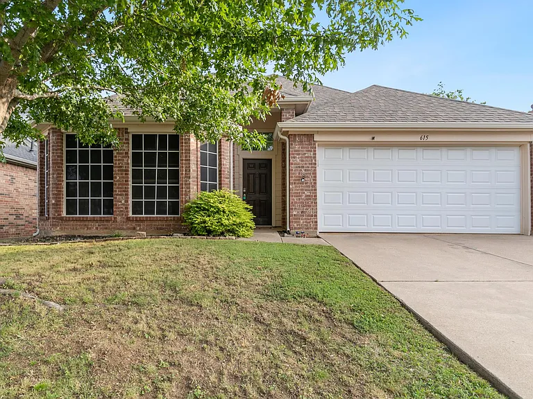 615 Lake Bridge Dr — Photo 3