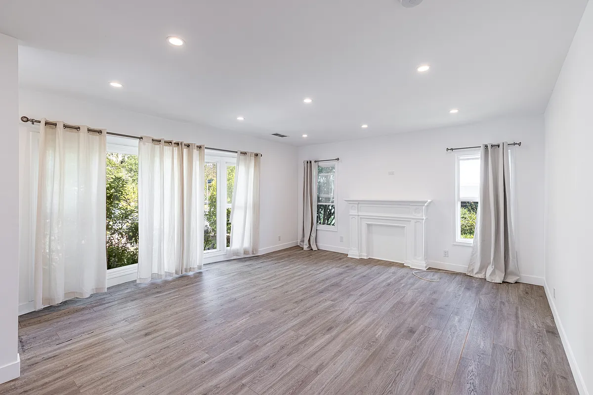 Building Photo - 6502 San Vicente Blvd