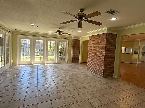 3rd image of 9260 Meadowbend Dr