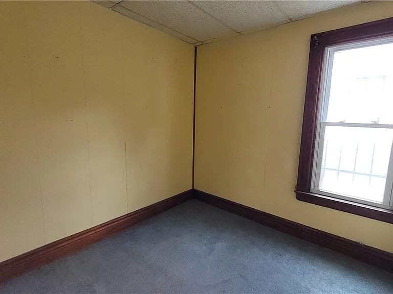 325 Box Ave — Photo 10