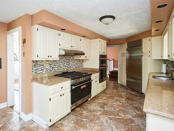 4th image of 113 Warwick Ave