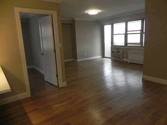 4th image of 310 Greenwich St APT 20J