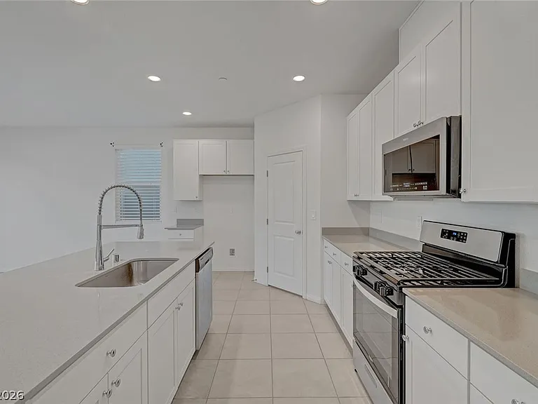 8454 Vacarez Dr — Photo 15
