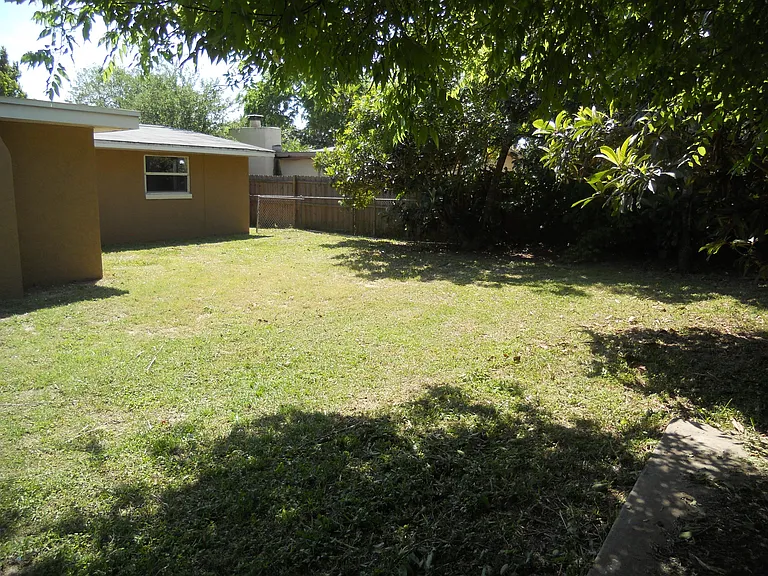 1262 Essex Rd — Photo 14