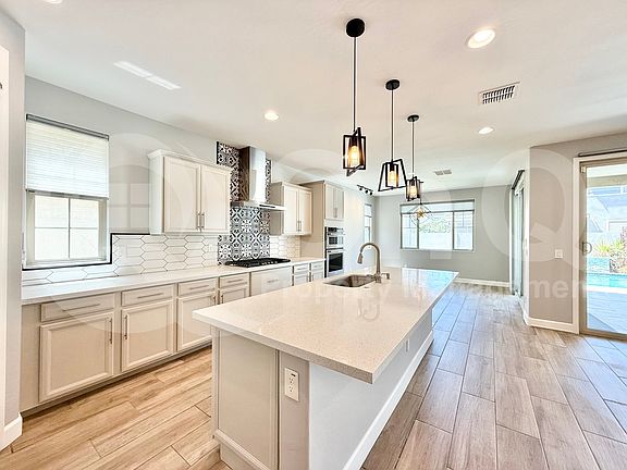 5th image of 262 E Lantana Dr