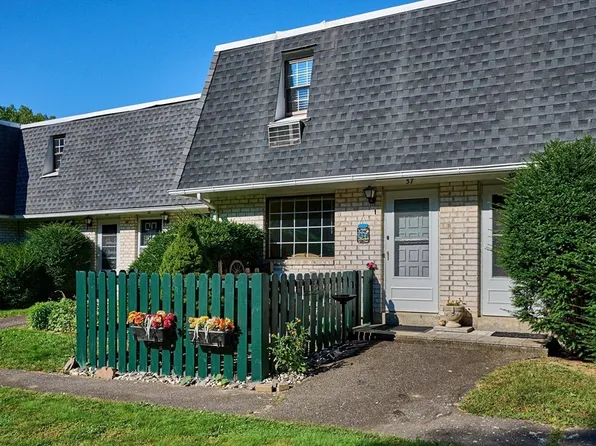 37 Princeton Ter #37, Greenfield, MA 01301