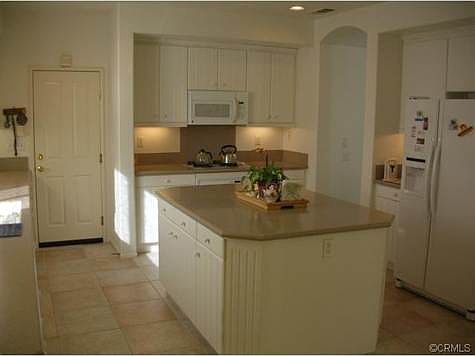 Awesome kitchen area with breakfast area