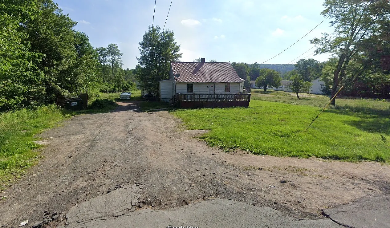 4 bed, $2,600 — Photo 1