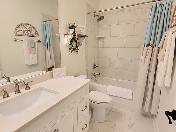 4th image of 1653 Academy Dr #1603