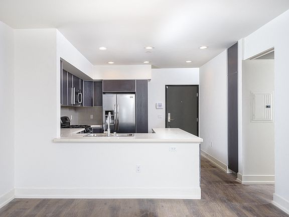 5th image of 807 N Hudson Ave Penthouse 1