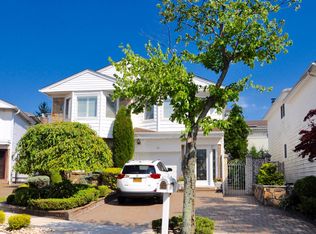 42 Turf Ct, Staten Island, NY 10314