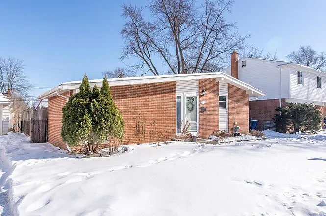 3 bed, 1.0 bath, 988 sqft, $1,050 — Photo 2