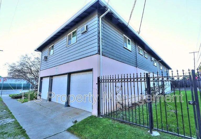 4439 V St #5 — Photo 66