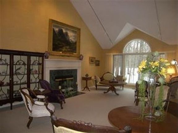 3rd image of 942 Hemlock Ln