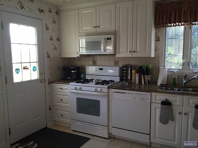 2nd image of 36 Bank St