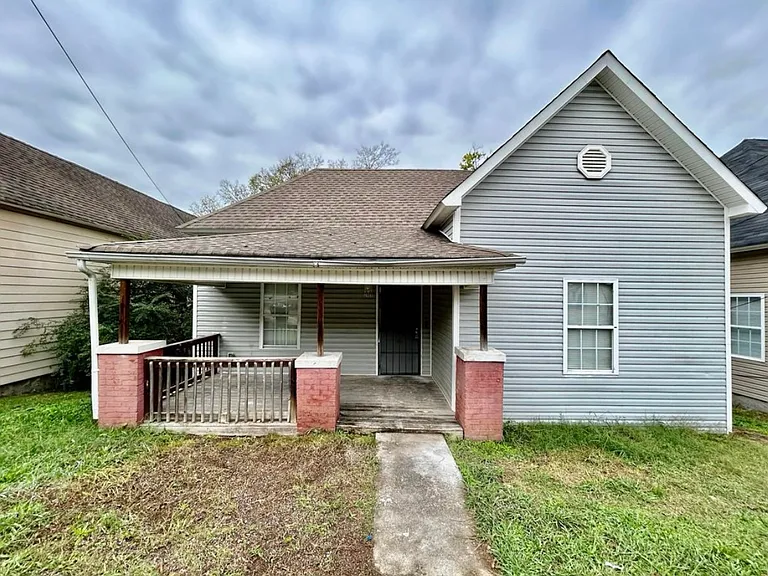 2405 N Chamberlain Ave — Photo 1