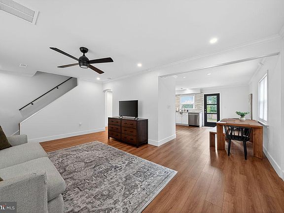 4th image of 10 E Sutton Ave