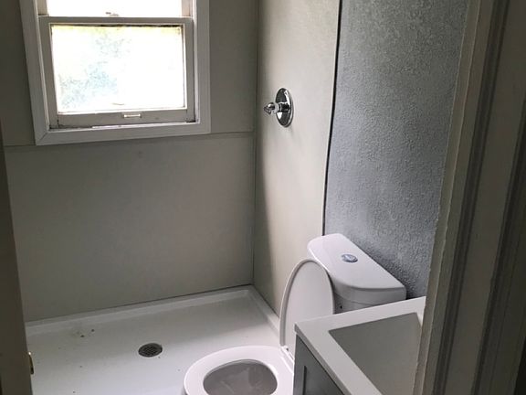 4th image of 3814 Askew Ave