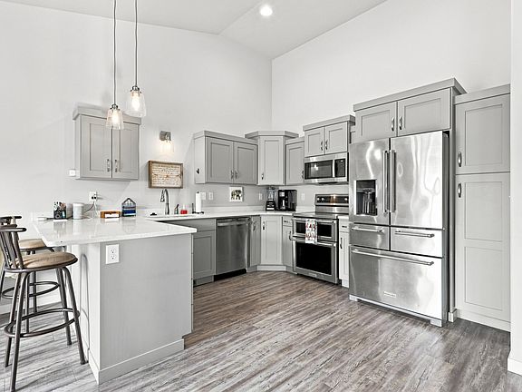 3rd image of 935 Eaglewood Ave W