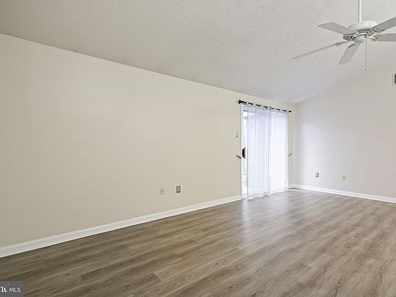 3rd image of 201 Oak Leaf Cir APT L