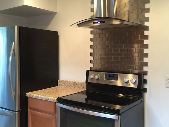 5th image of 2462 Pinecrest Ave