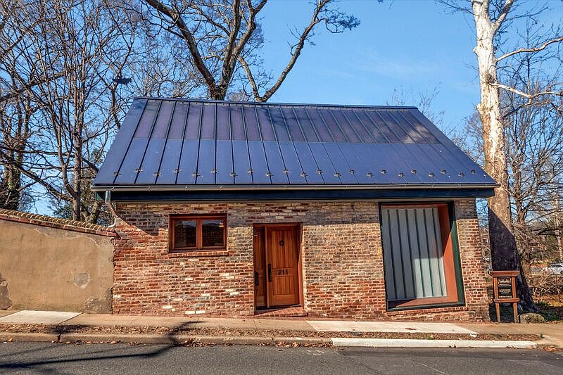 1st image of 211 Lewis St