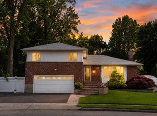 62 Stuart Dr, Syosset, NY 11791