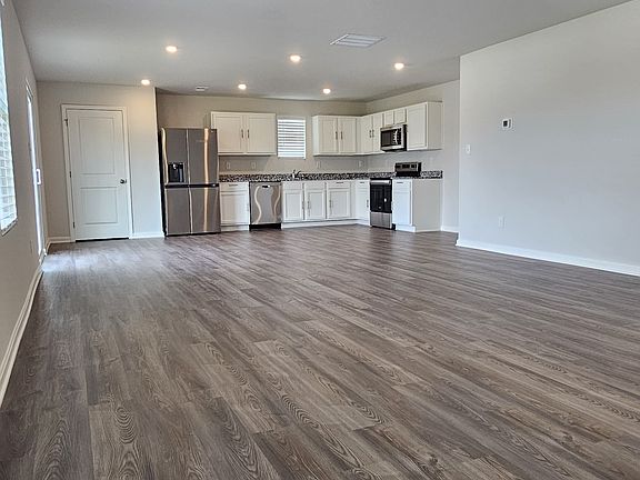 2nd image of 601 Ashwood Ave