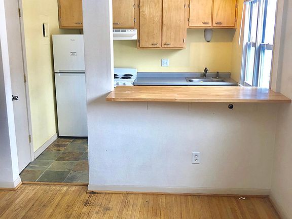 3rd image of 149 Morton St E