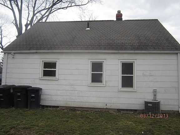3rd image of 833 Manitou Ave