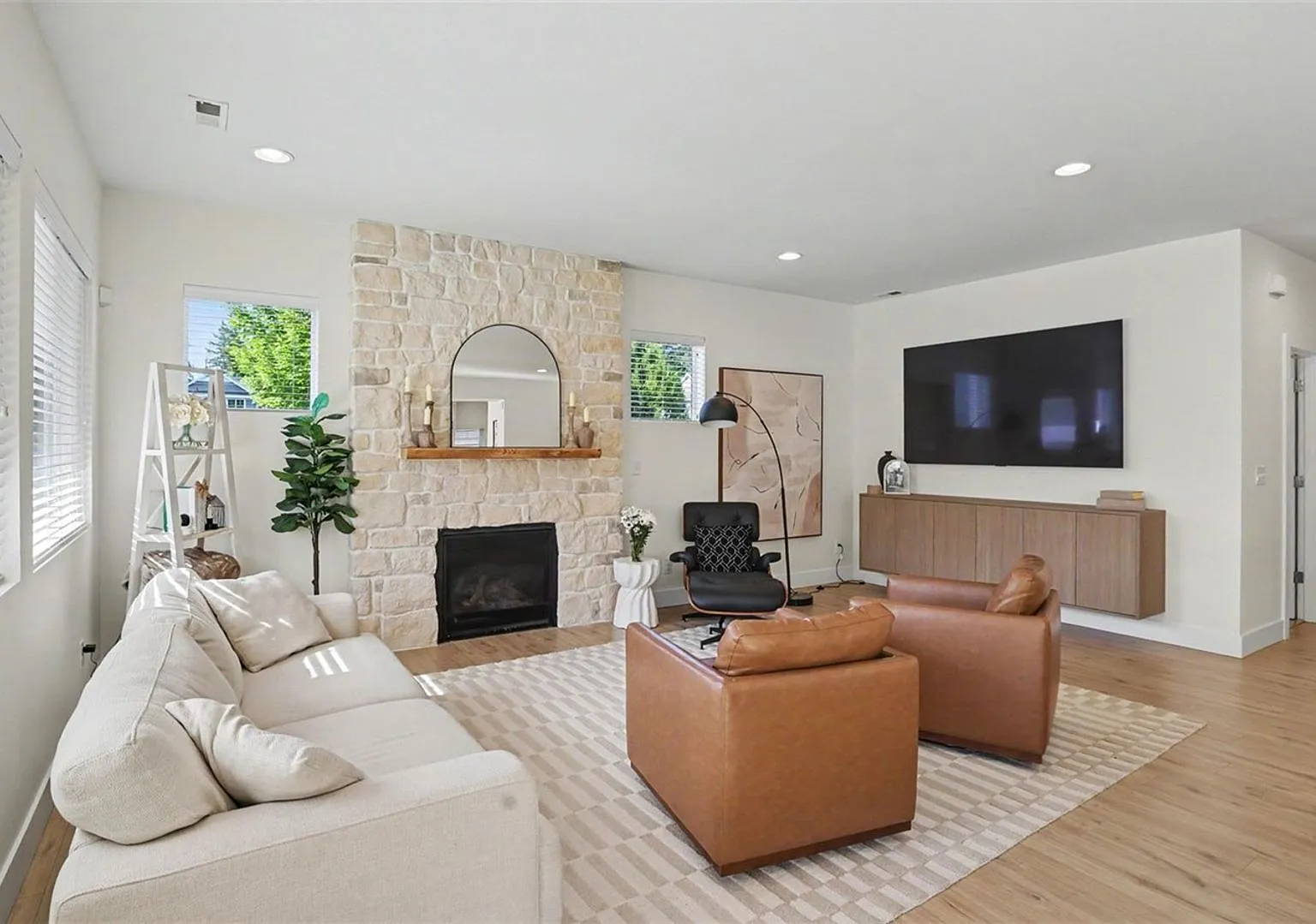 Luxury Updated Home in The Reserve | 5 Beds + Bonus Room — Photo 4