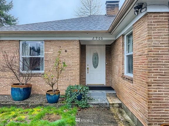2nd image of 2906 Louise Ave W