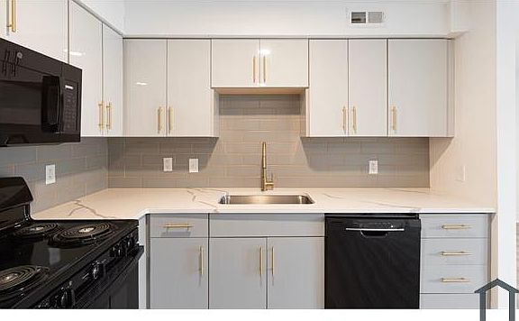 2nd image of 325 W Parkwood Dr #9