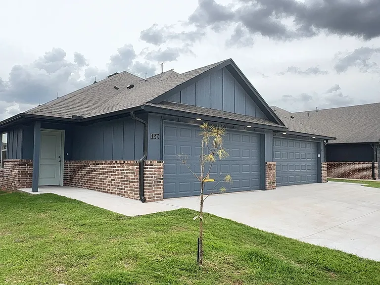 11510 University Dr — Photo 2