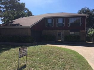 210 Lark Ln, Euless, TX 76039