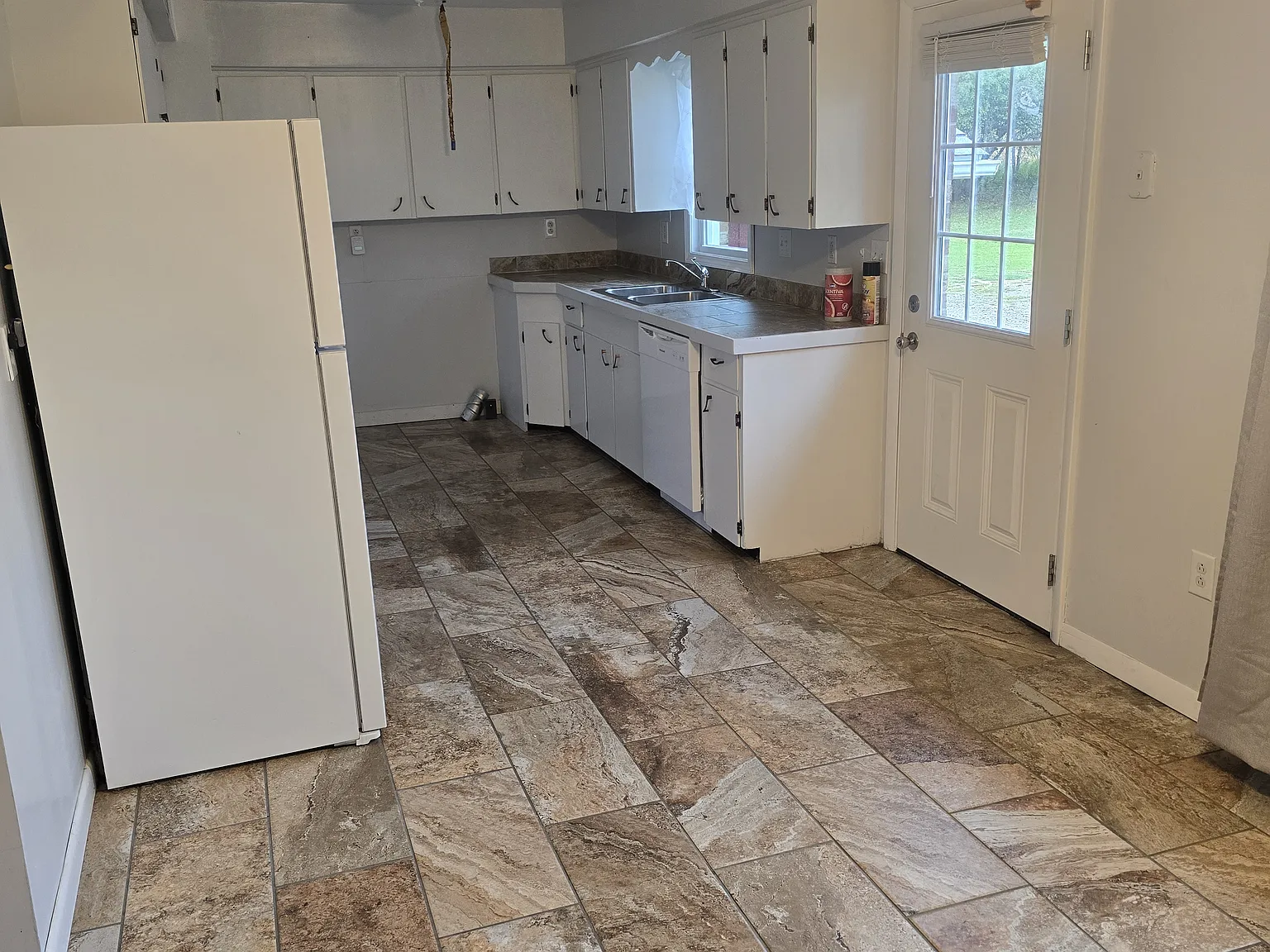 2 bed, $880 — Photo 1