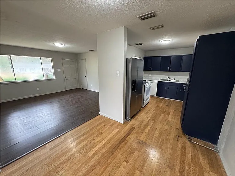 4734 Clarendon Dr — Photo 4