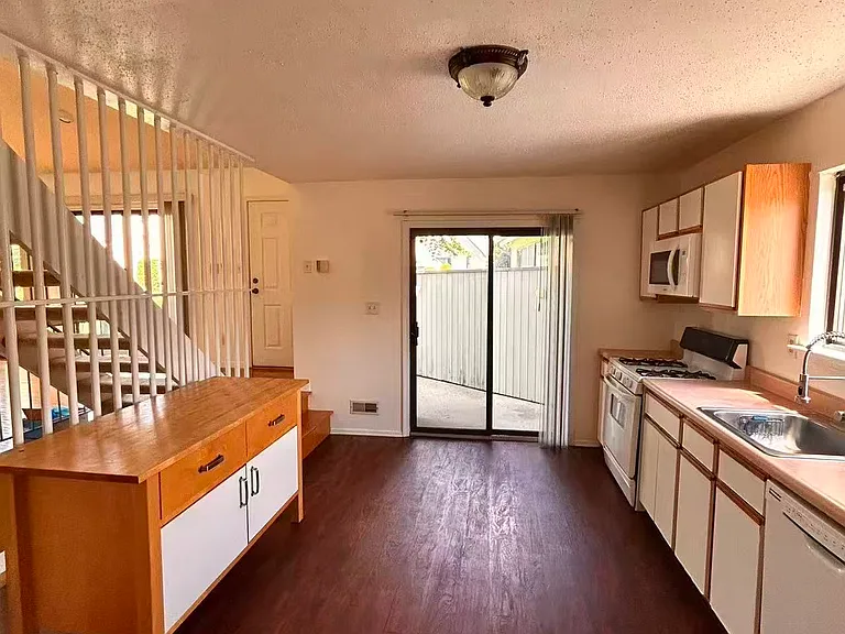 28 Spencer St #213 — Photo 12