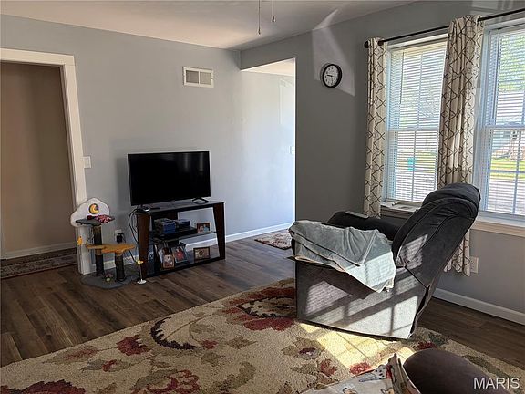 5th image of 306 Elmont Rd