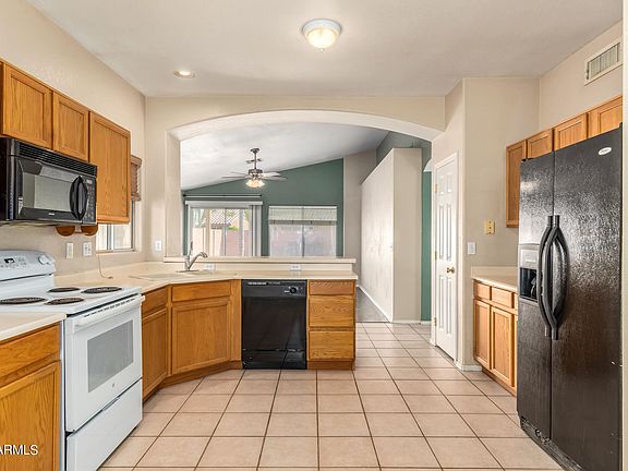 4th image of 139 W Oxford Ln