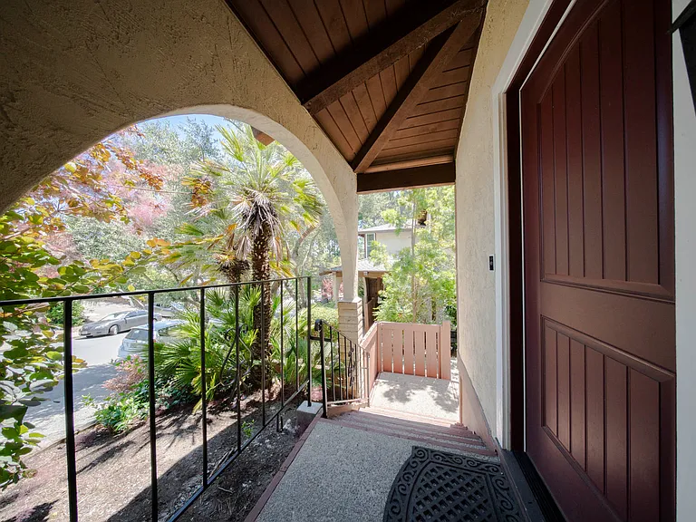 2022 Ascot Dr — Photo 4