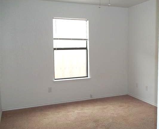 4th image of 931 Rosewood Dr #B