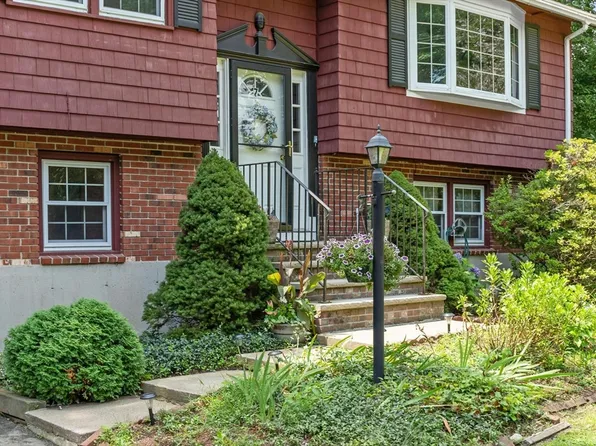 7 Meadowbrook Rd, North Chelmsford, MA 01863