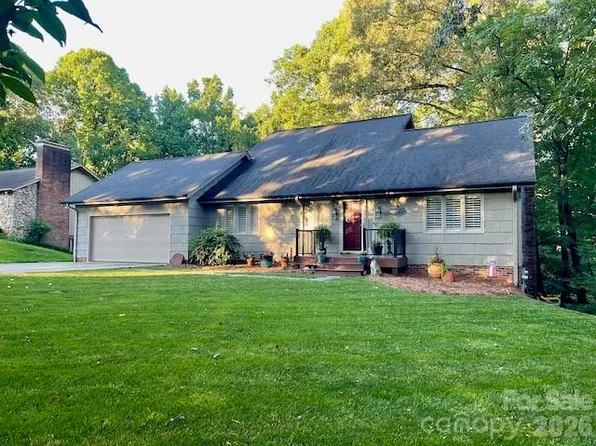 446 17th Avenue Dr NE, Hickory, NC 28601