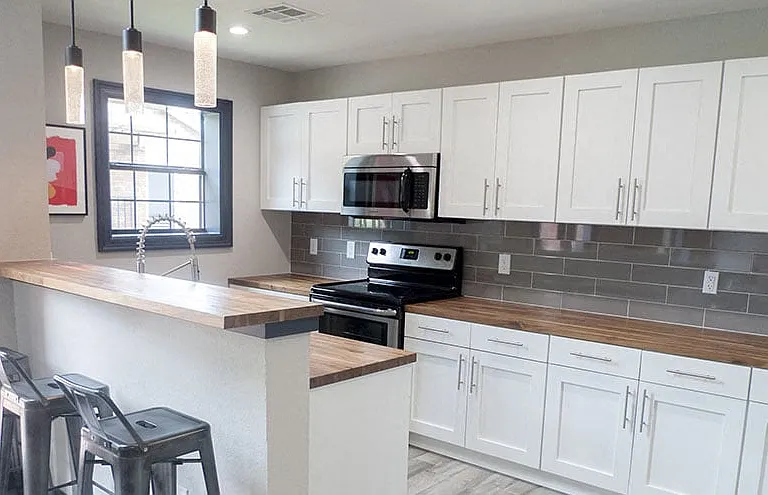 The Versailles Apartments — Photo 11
