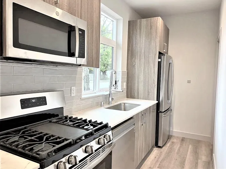1027 S Cloverdale St #A — Photo 2