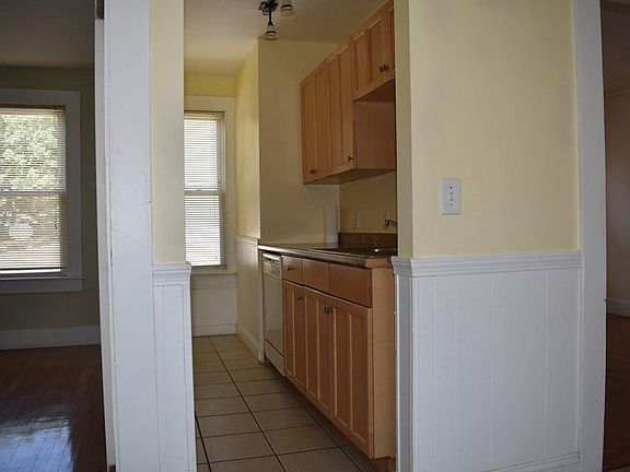 4th image of 20 Sylvia St #2