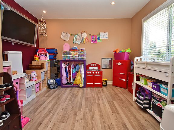 5th image of 1585 Buttercup Ct