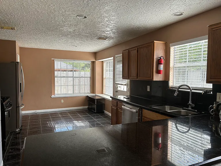 13818 Dentwood Dr — Photo 15